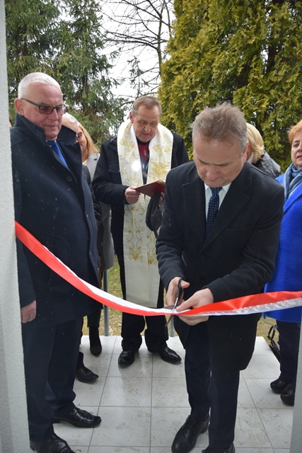 Radny Sejmiku Województwa Małopolskiego przecina wstęgę